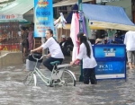 Các em học sinh ướt nhem quần áo