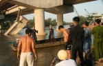 Đến 18h cùng ngày, sau khi được xác nhận là không còn công nhân nào dưới sông, công tác cứu hộ cứu nạn mới ngừng